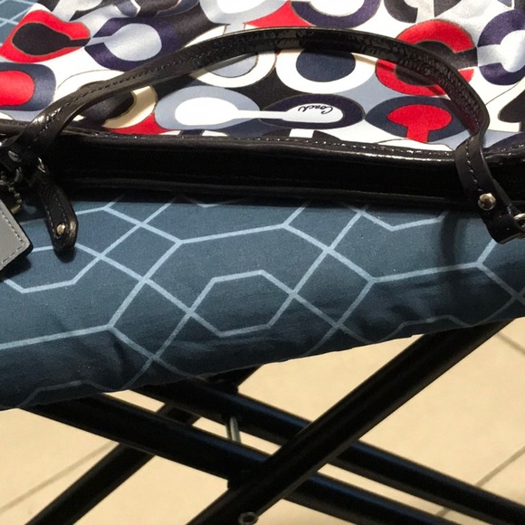 Coach multi color wristlet, satin inside and outside. Leather strap - Picture 5 of 5